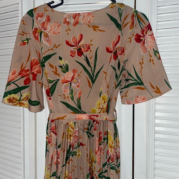 Pretty Little Thing Pink Floral Pleated Dress - Picture 3 of 7